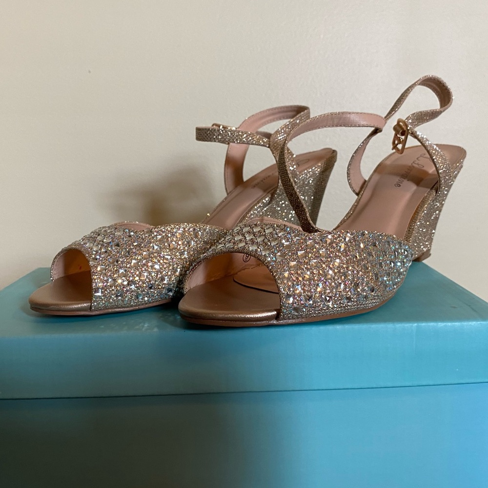L Lorraine wedge heel